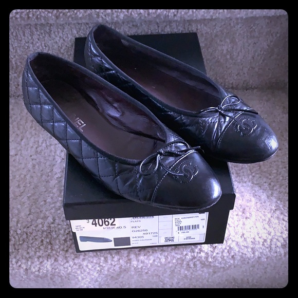 CHANEL Shoes - Classic CHANEL ballet flats!